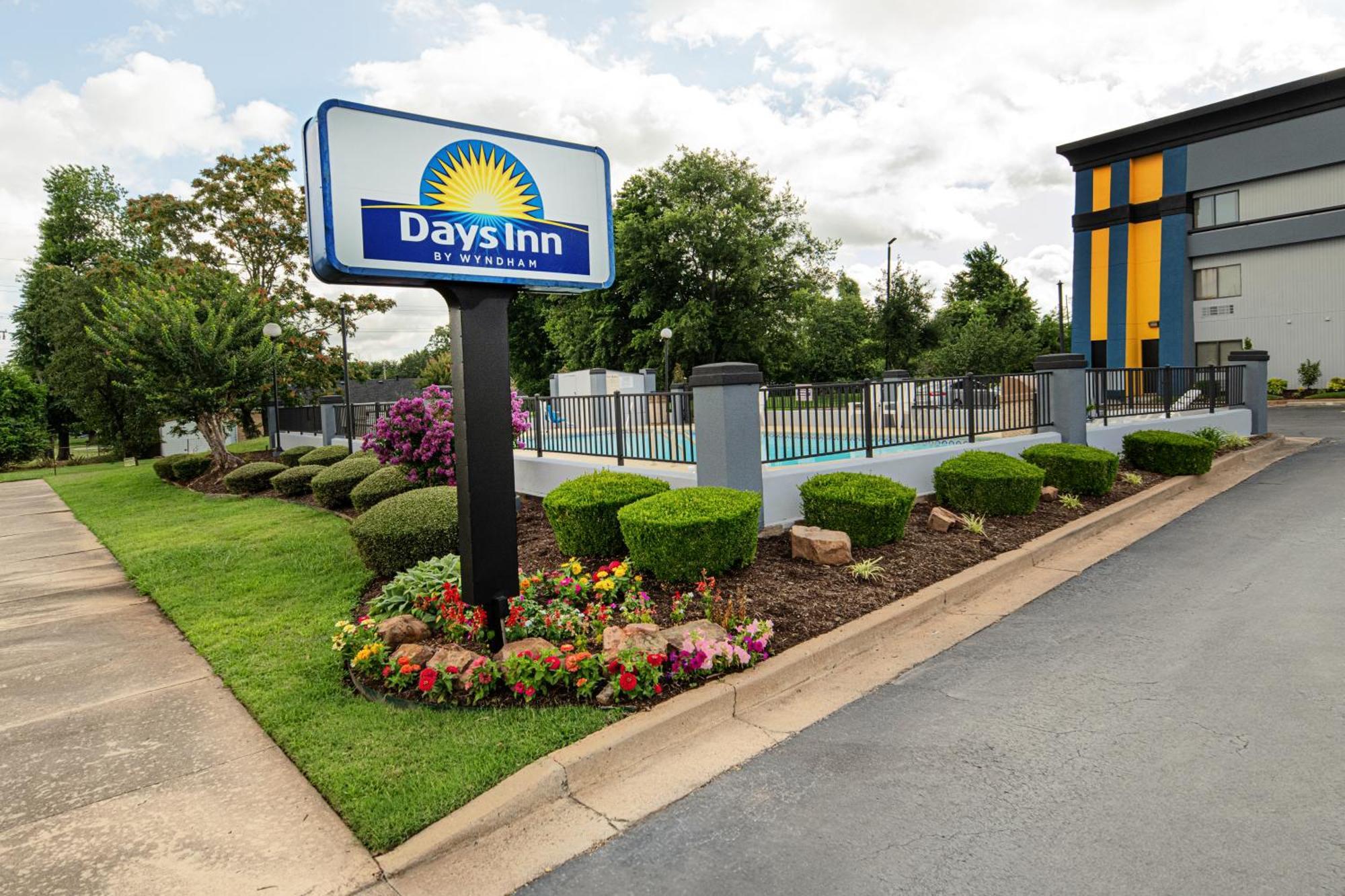 Days Inn By Wyndham Форт Смит Екстериор снимка