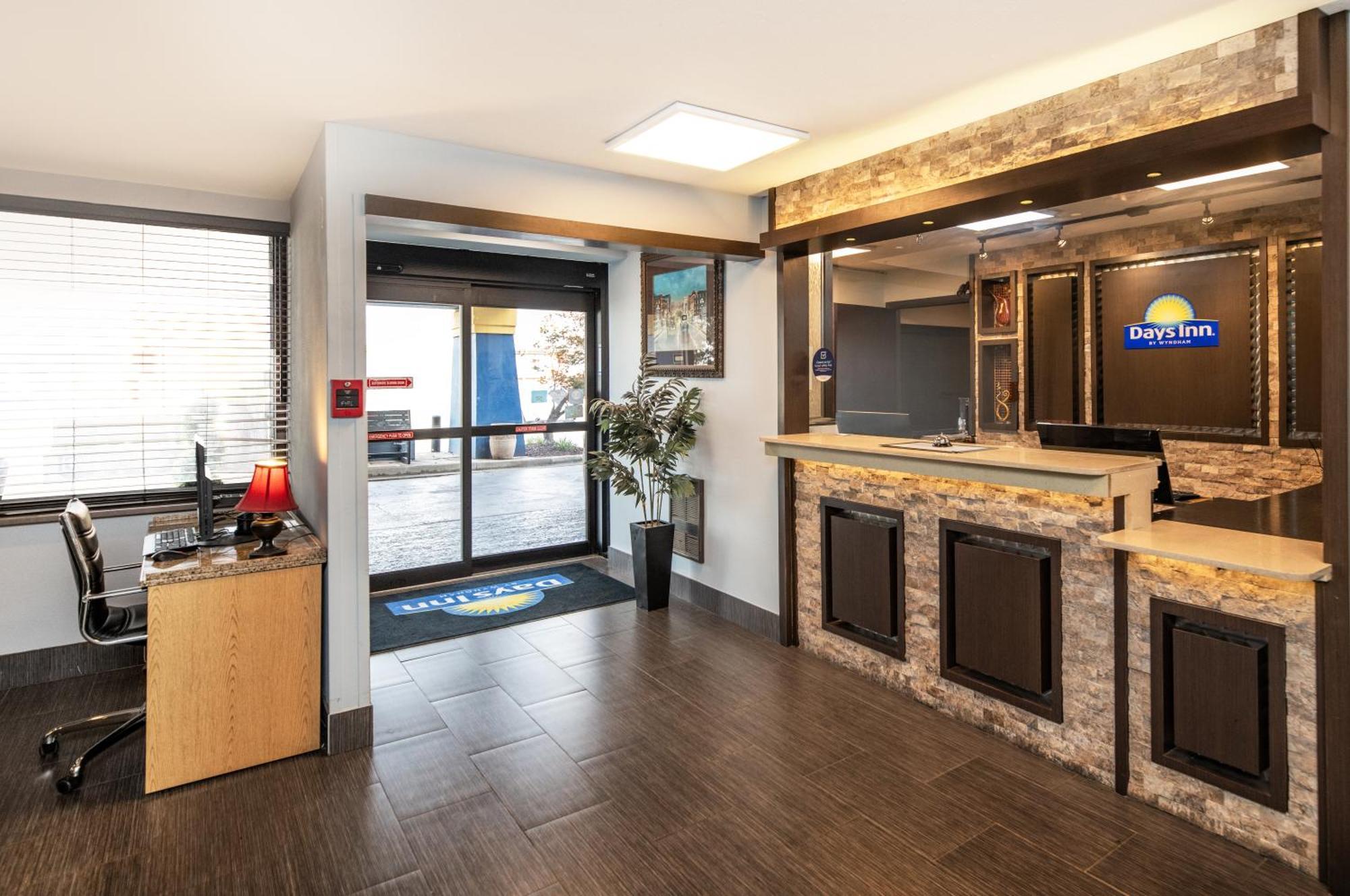 Days Inn By Wyndham Форт Смит Екстериор снимка
